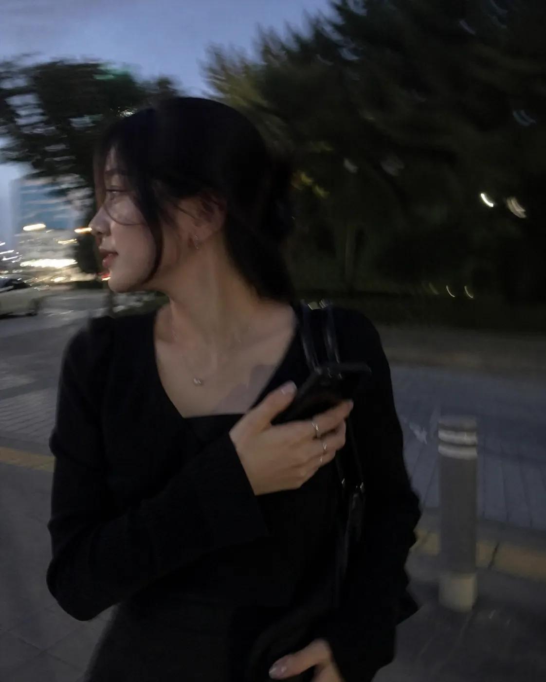 Candid iPhone Photos of Everyday AI Life
